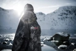 Dryrobe Advance Long Sleeve Black Camouflage - RECYCLED 21 Dryrobe Advance Long Sleeve Black Camouflage - RECYCLED -World Of Camping 3F1A27752048 2024x2024 9aaf49b2 bb6b 4a1d af9f 4ca9efd4efd4