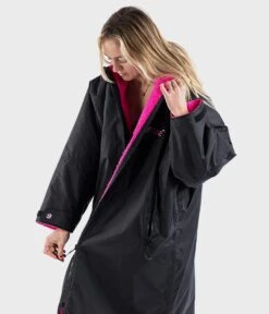 Dryrobe Advance Long Sleeve BLACK PINK - RECYCLED 16 Dryrobe Advance Long Sleeve BLACK PINK - RECYCLED -World Of Camping Black Pink 4 2024x2024 9f20c94a b246 42a5 b5bf 5333a56e0fe3