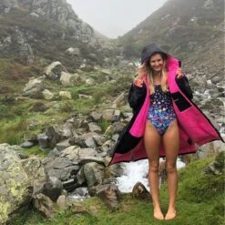 Dryrobe Advance Long Sleeve BLACK PINK - RECYCLED 15 Dryrobe Advance Long Sleeve BLACK PINK - RECYCLED -World Of Camping LS BP Rachel 2024x2024 ec8688b4 e3e0 412c b9a1 71c5f4e0083a