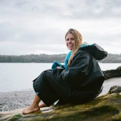 Dryrobe Advance Long Sleeve BLACK BLUE - RECYCLED -World Of Camping LS DA BB Katy TheraSea 27 2024x2024 d7c47d00 2cc8 4237 8677 5a6f5e71e57c