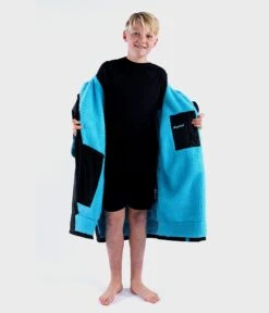 Dryrobe Advance Kids Short Sleeve BLACK BLUE -World Of Camping SS Black Blue 2 2024x2024 d5df1ff3 7d9a 479b 9a2b f57674f9865b