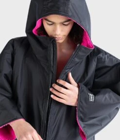 Dryrobe Advance Kids Short Sleeve BLACK PINK -World Of Camping SS Black Pink 2 2024x2024 81801ca3 1b6d 459e b1fc 8f950ca21792