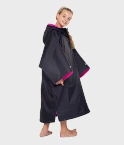 Dryrobe Advance Kids Short Sleeve BLACK PINK -World Of Camping SS Black Pink 4 2024x2024 eb1b1100 cc41 461f a30e c5f65a79c0f0