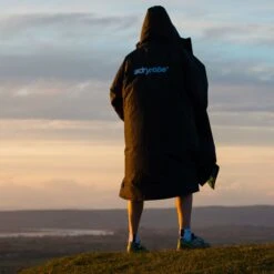 Dryrobe Advance Long Sleeve BLACK BLUE - RECYCLED -World Of Camping dryrobe LS BB 26 2024x2024 cf20035e 9e2d 47c1 a3db 5358bc8642f4